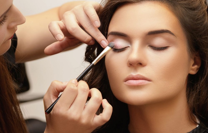 How Can Cosmetic Products Enhance Your Beauty? Tips for Flawless Makeup